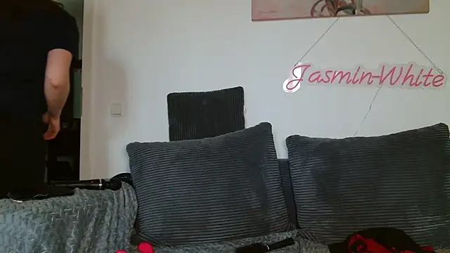 Snapshot of Jasmin-White chatting on 05-06-26, 04:01 Jasmin-White online show from 05-06-26, 04:01