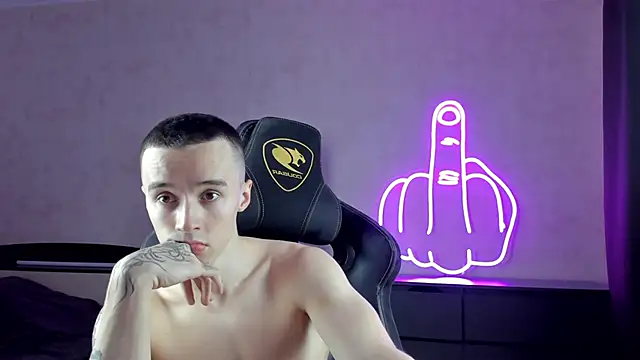 Snapshot of MasonWarholl chatting on 12-19-24, 06:01 MasonWarholl online show from 12-19-24, 06:01