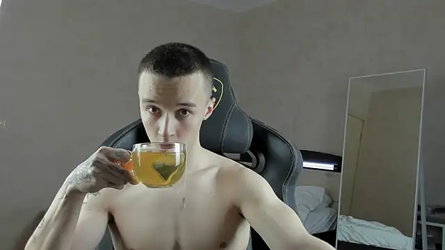 Snapshot of MasonWarholl chatting on 12-23-24, 10:33 MasonWarholl online show from 12-23-24, 10:33