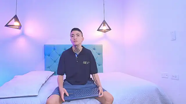 Tinny and Candy online show from 02-18-25, 01:22