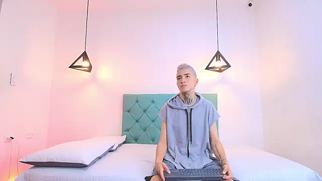 Tinny and Candy online show from 02-20-25, 01:08