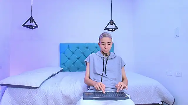 Tinny and Candy online show from 03-11-25, 01:12