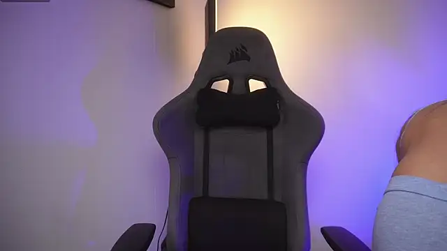 Snapshot of little-eli chatting on 10-25-25, 07:19 little-eli online show from 10-25-25, 07:19