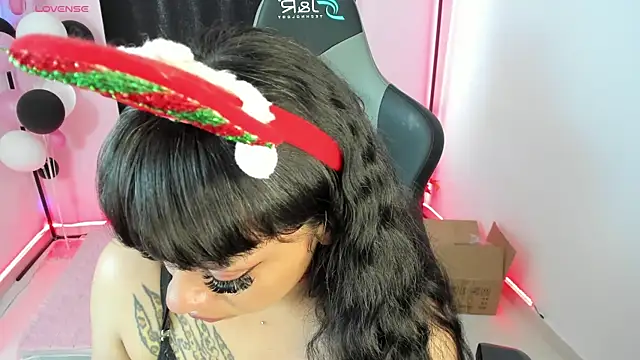 Snapshot of zoesullivan chatting on 12-15-24, 01:43 zoesullivan online show from 12-15-24, 01:43
