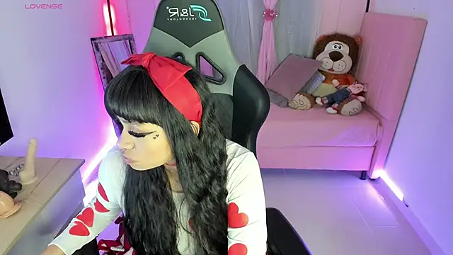 Snapshot of zoesullivan chatting on 02-14-25, 10:07 zoesullivan online show from 02-14-25, 10:07