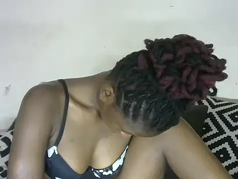Snapshot of Pretty-emmie chatting on 02-19-25, 10:34 Pretty-emmie online show from 02-19-25, 10:34