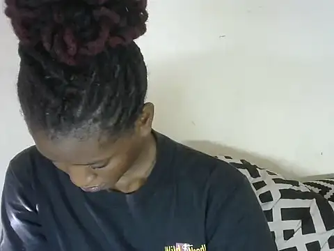 Snapshot of Pretty-emmie chatting on 02-21-25, 01:33 Pretty-emmie online show from 02-21-25, 01:33