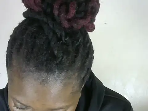 Snapshot of Pretty-emmie chatting on 02-22-25, 07:47 Pretty-emmie online show from 02-22-25, 07:47
