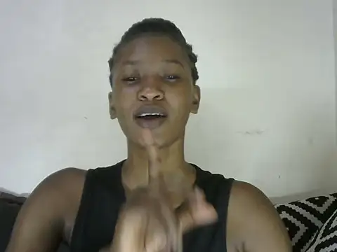 Snapshot of Pretty-emmie chatting on 03-23-25, 08:59 Pretty-emmie online show from 03-23-25, 08:59