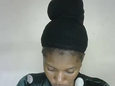 Snapshot of Pretty-emmie chatting on 10-04-25, 11:47 Pretty-emmie online show from 10-04-25, 11:47