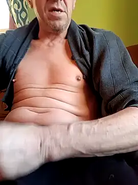 Snapshot of Bigloggz chatting on 02-15-26, 01:31 Bigloggz online show from 02-15-26, 01:31