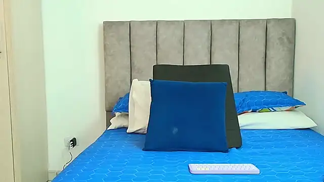 Snapshot of karina_lewis_ chatting on 10-10-25, 04:00 karina lewis online show from 10-10-25, 04:00