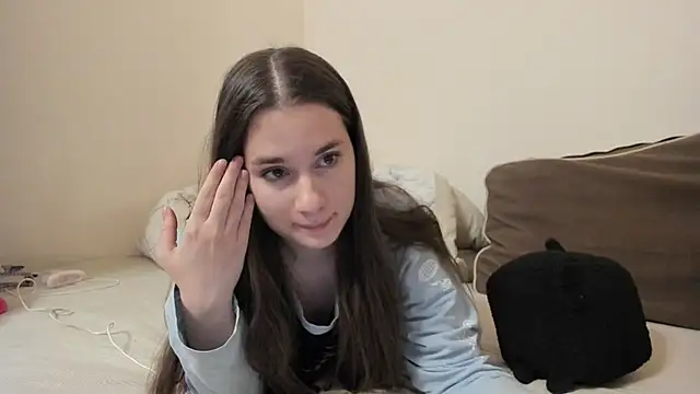 Snapshot of LunaWines chatting on 02-13-26, 09:33 LunaWines online show from 02-13-26, 09:33