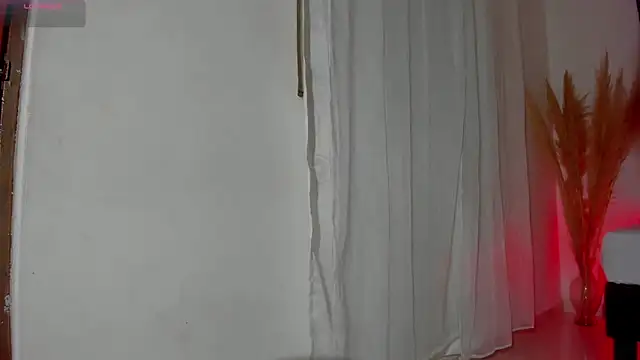 Snapshot of Scarlett_811 chatting on 12-20-25, 08:16 Scarlett 811 online show from 12-20-25, 08:16