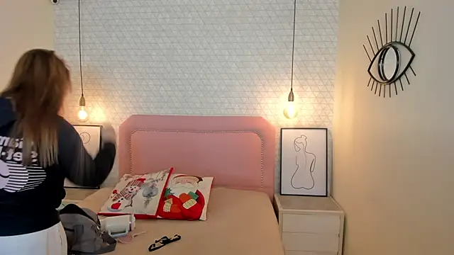 Kittytimberlake online show from 12-22-25, 12:24