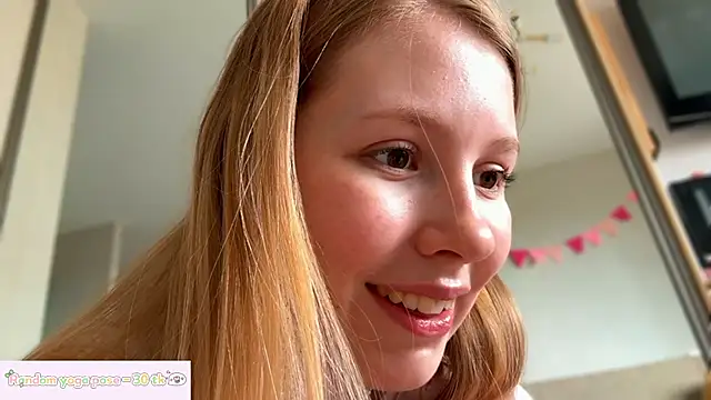 Snapshot of HoneyAudrey chatting on 05-18-26, 04:07 HoneyAudrey online show from 05-18-26, 04:07