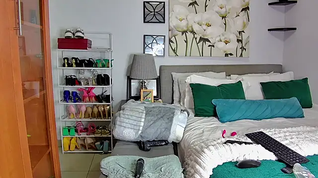 Snapshot of NaughtyKelly28 chatting on 02-06-26, 04:17 NaughtyKelly28 online show from 02-06-26, 04:17