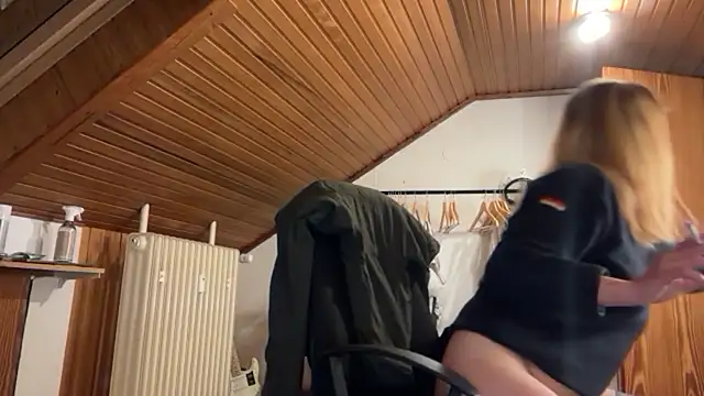 Snapshot of JeSuisUnTapin chatting on 09-24-25, 06:44 JeSuisUnTapin online show from 09-24-25, 06:44