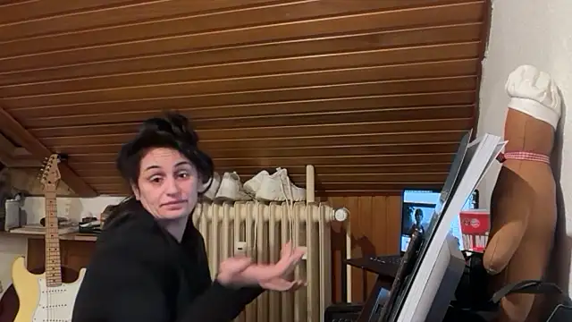 Snapshot of JeSuisUnTapin chatting on 12-22-25, 06:05 JeSuisUnTapin online show from 12-22-25, 06:05