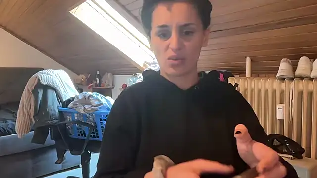 Snapshot of JeSuisUnTapin chatting on 03-15-26, 01:17 JeSuisUnTapin online show from 03-15-26, 01:17