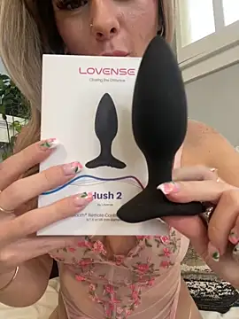 Snapshot of LoveShae_ chatting on 12-06-24, 05:55 LoveShae online show from 12-06-24, 05:55