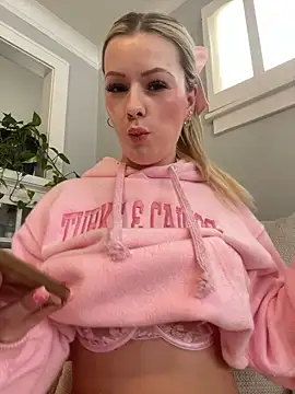 Snapshot of LoveShae_ chatting on 02-05-25, 10:01 LoveShae online show from 02-05-25, 10:01
