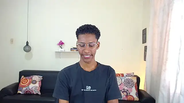 Snapshot of maiki18_ chatting on 02-05-25, 02:05 maiki18  online show from 02-05-25, 02:05