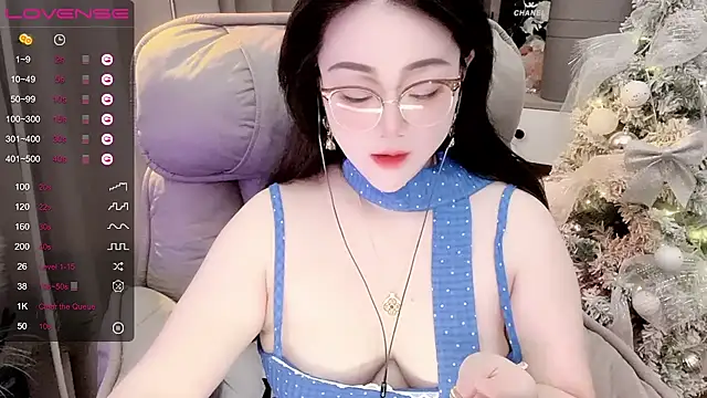 Snapshot of Monica-888 chatting on 10-17-25, 04:42 Monica-888 online show from 10-17-25, 04:42