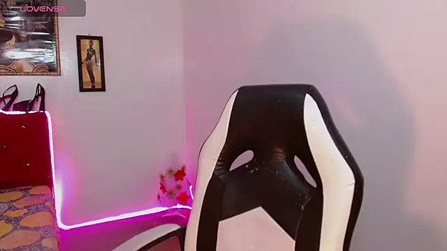 Snapshot of AdharaaMoon chatting on 01-09-26, 03:09 AdharaaMoon online show from 01-09-26, 03:09