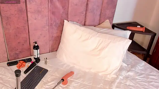 Snapshot of SelenaGmez chatting on 02-03-26, 12:21 SelenaGmez online show from 02-03-26, 12:21