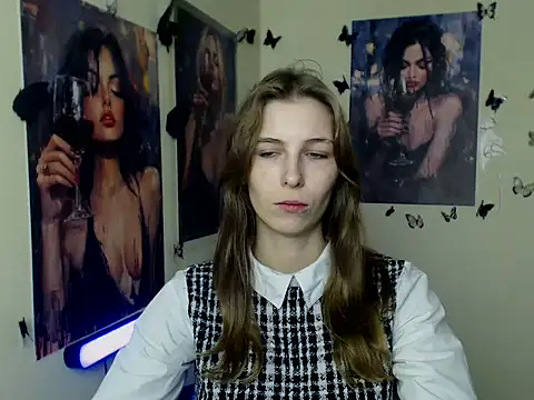 Snapshot of StrangerGi chatting on 10-26-25, 07:47 StrangerGi online show from 10-26-25, 07:47