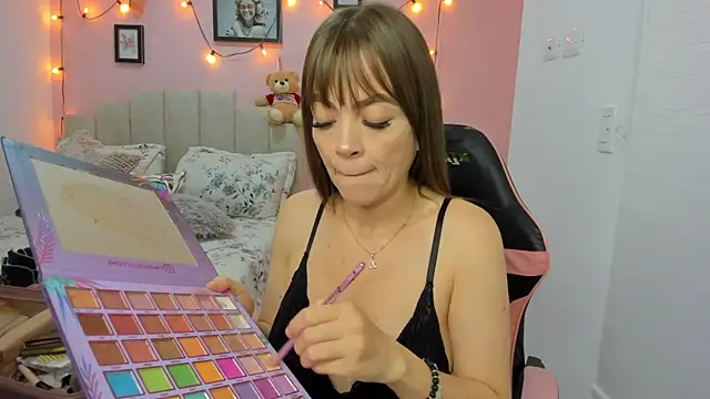 Snapshot of emilyharrix chatting on 10-25-25, 04:46 emilyharrix online show from 10-25-25, 04:46