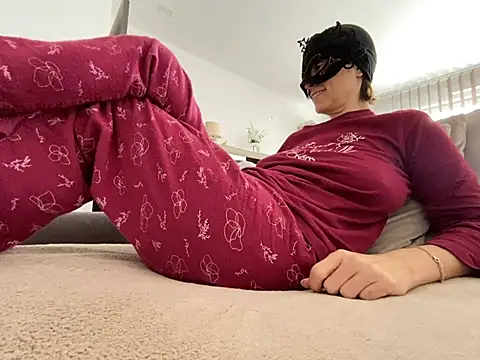 Snapshot of Marilou1983 chatting on 02-26-25, 01:19 Marilou1983 online show from 02-26-25, 01:19