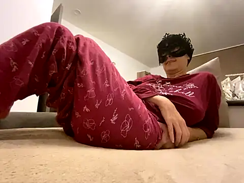 Snapshot of Marilou1983 chatting on 11-18-25, 06:01 Marilou1983 online show from 11-18-25, 06:01