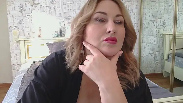 Snapshot of FOX-ME chatting on 02-11-25, 06:40 FOX-ME online show from 02-11-25, 06:40
