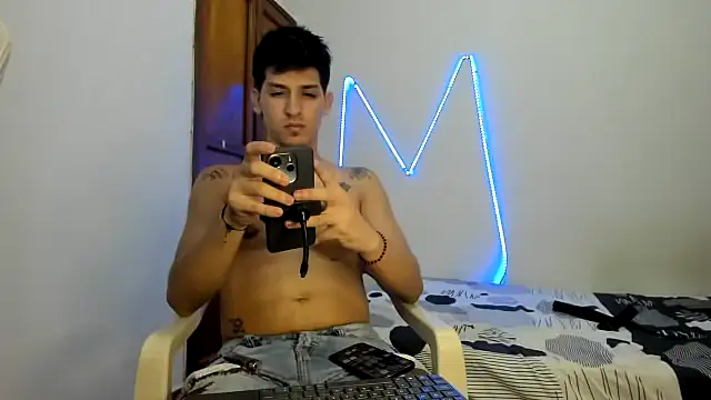 Snapshot of MasterSEX420 chatting on 11-10-25, 01:37 MasterSEX420 online show from 11-10-25, 01:37