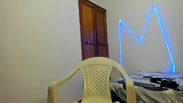 Snapshot of MasterSEX420 chatting on 11-12-25, 01:44 MasterSEX420 online show from 11-12-25, 01:44