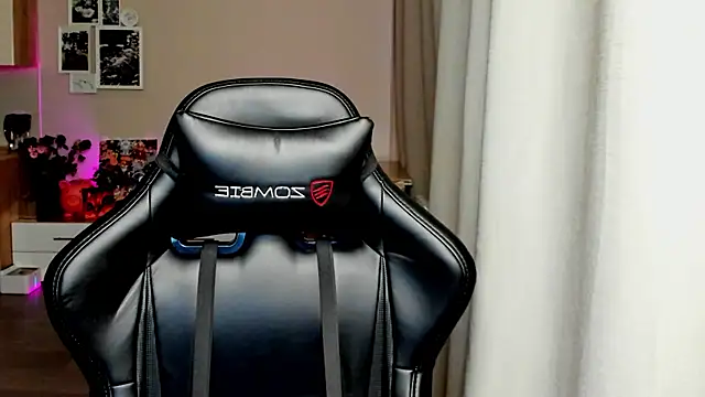 Snapshot of Sm0ly chatting on 10-21-25, 01:50 Sm0ly online show from 10-21-25, 01:50