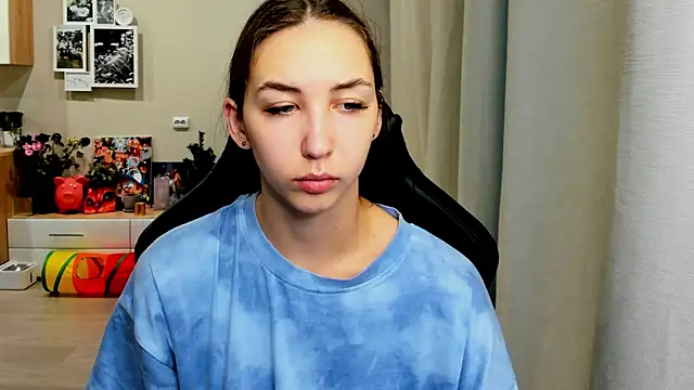 Snapshot of Sm0ly chatting on 10-22-25, 02:01 Sm0ly online show from 10-22-25, 02:01