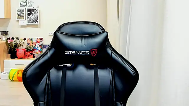 Snapshot of Sm0ly chatting on 10-25-25, 01:35 Sm0ly online show from 10-25-25, 01:35