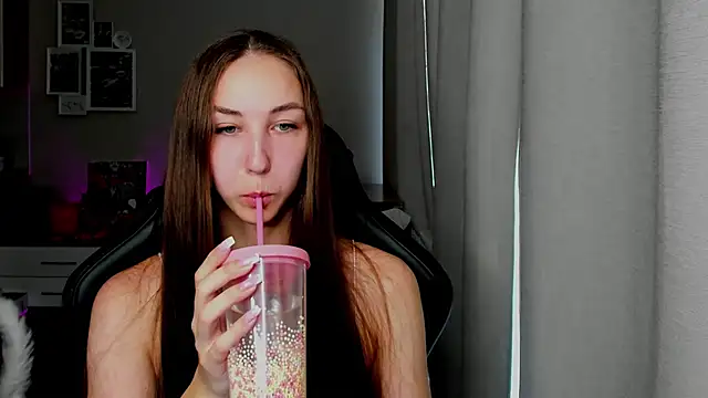 Snapshot of Sm0ly chatting on 06-28-26, 04:07 Sm0ly online show from 06-28-26, 04:07