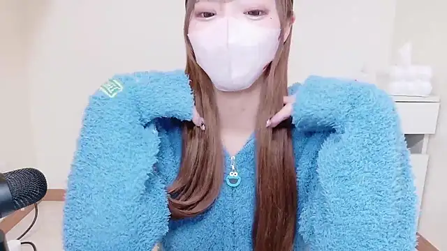 Snapshot of _chanMOMO_ chatting on 12-19-25, 12:34 chanMOMO online show from 12-19-25, 12:34