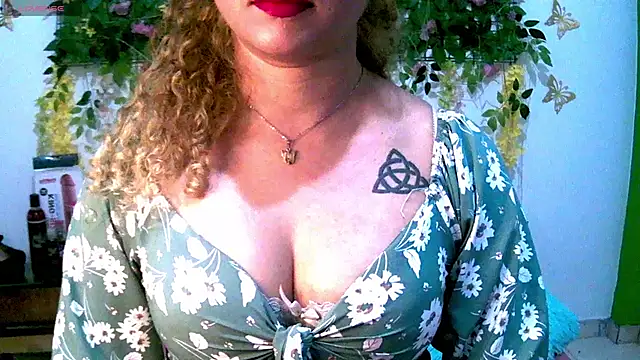 Snapshot of Crysrus chatting on 02-19-26, 01:34 Crysrus online show from 02-19-26, 01:34