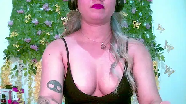 Snapshot of Crysrus chatting on 05-04-26, 06:59 Crysrus online show from 05-04-26, 06:59