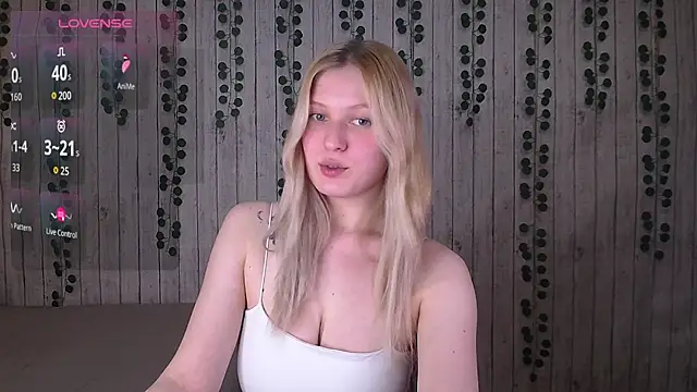 Snapshot of EmiliaDuchess chatting on 11-25-25, 02:39 EmiliaDuchess online show from 11-25-25, 02:39