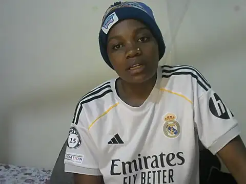 Snapshot of beauty_petite chatting on 12-18-25, 12:27 beauty petite online show from 12-18-25, 12:27