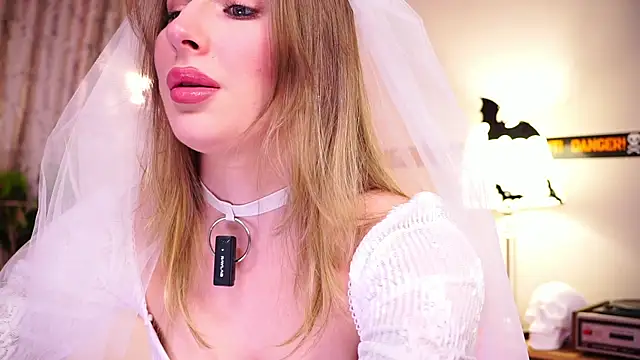 Snapshot of AnnLevine chatting on 10-31-25, 02:07 AnnLevine online show from 10-31-25, 02:07