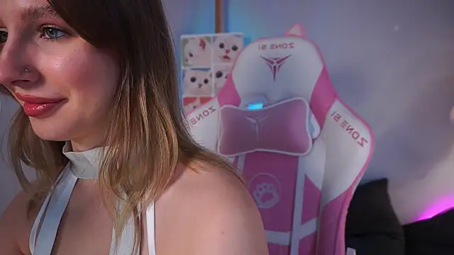 Snapshot of AnnLevine chatting on 11-14-25, 02:16 AnnLevine online show from 11-14-25, 02:16