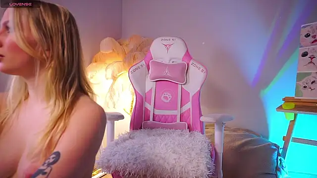 Snapshot of AnnLevine chatting on 02-05-26, 01:27 AnnLevine online show from 02-05-26, 01:27