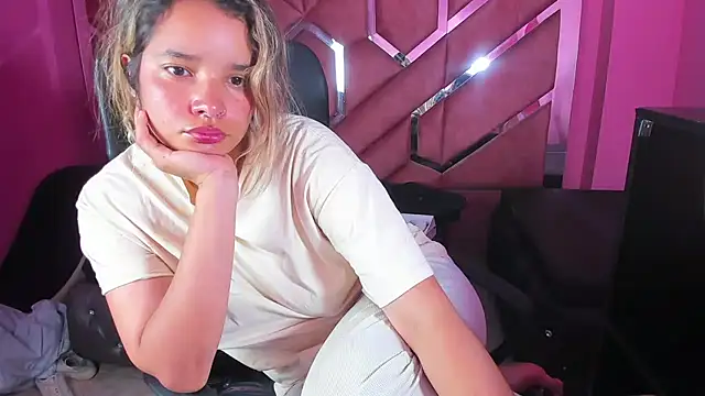 Snapshot of Olivia_Fox69 chatting on 02-10-25, 06:53 Olivia Fox69 online show from 02-10-25, 06:53